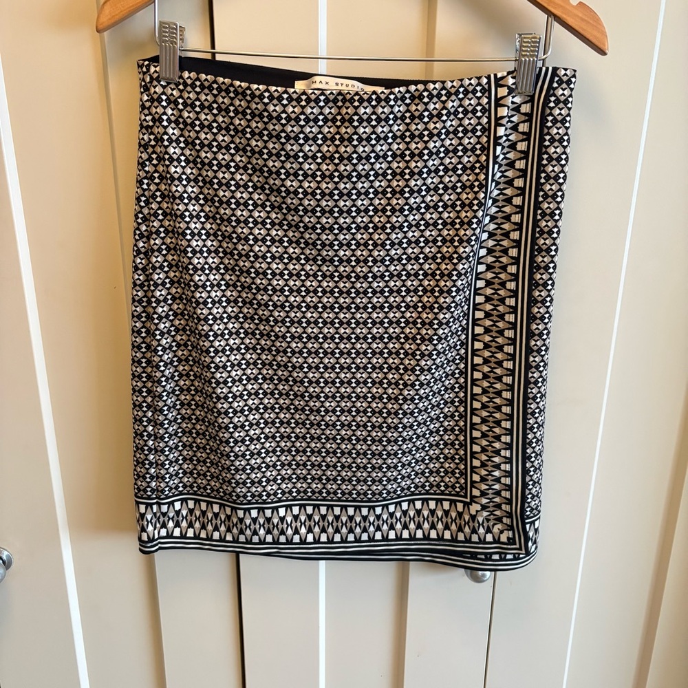 Max Studio Black & White Patterned Wrap Style Skirt-Elastic Waistband-Size M